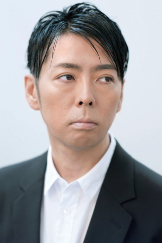佐藤可士和さんの画像。
ブラックのジャケットにホワイトシャツ。ノータイスタイル。