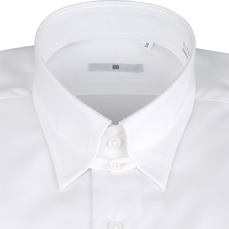 白のタブカラーシャツ襟元アップ
