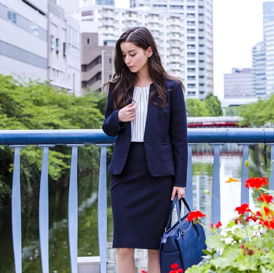 女性のおしゃれなネイビースーツの着こなしかた | SUIT LIBRARY 