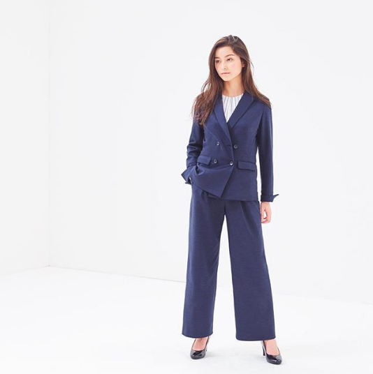 女性のおしゃれなネイビースーツの着こなしかた | SUIT LIBRARY