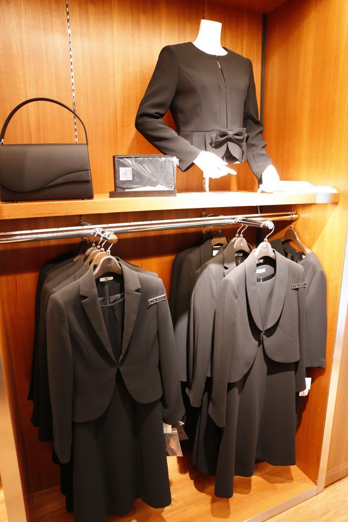 スーツセレクト新宿レディースフォーマルコーナー。バッグやふくさなどの礼服に必要な小物も展開。