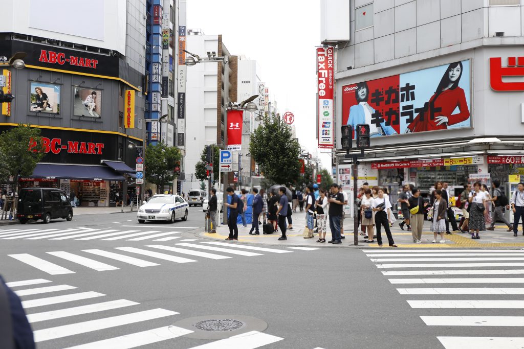 新宿通り交差点（ABCマートとビックカメラの間）