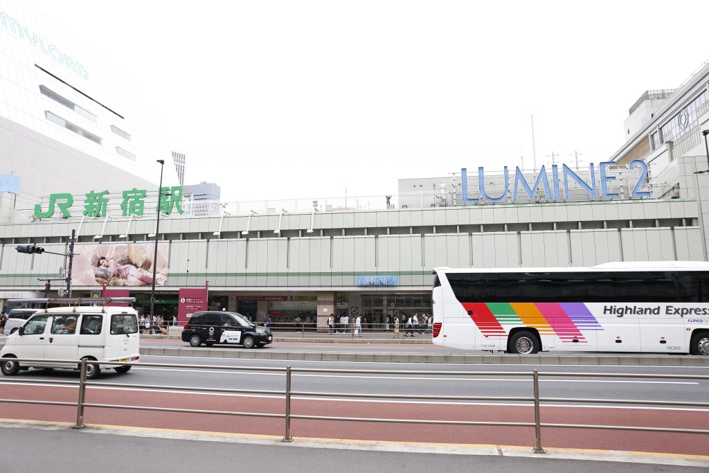 JR新宿甲州街道口前の道