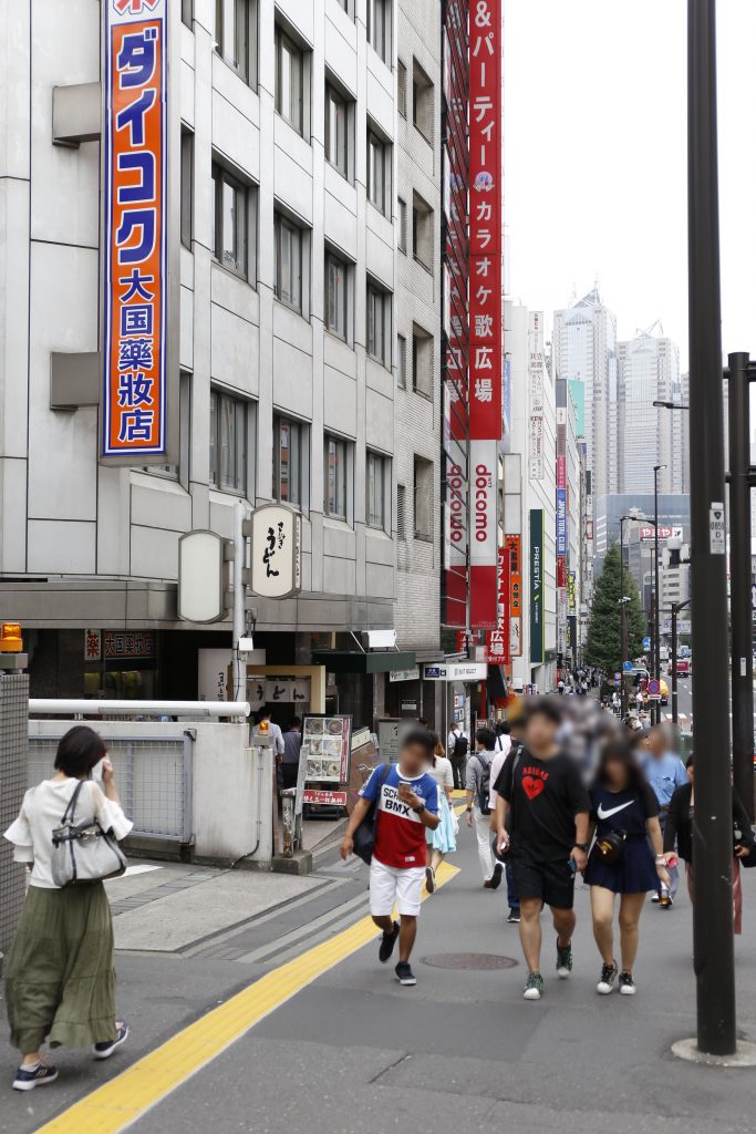 スーツセレクト新宿南の手前の道