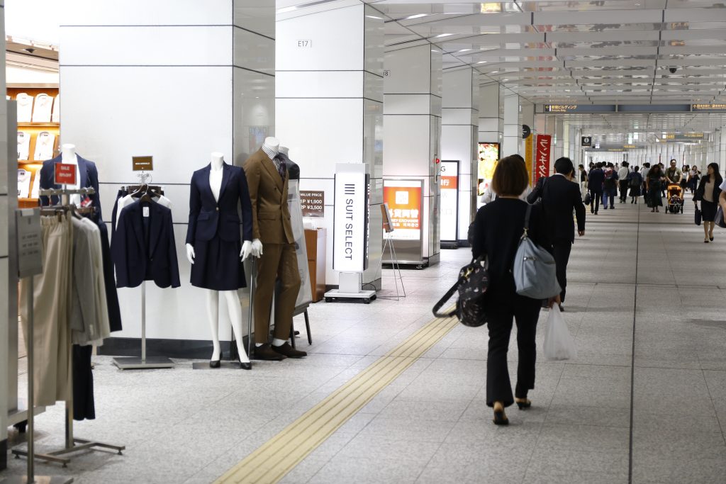 新宿駅西口地下通路（スーツセレクト新宿西店前）