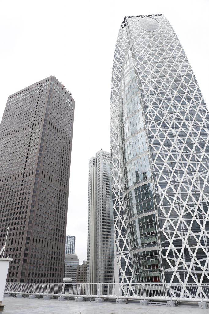 スーツセレクト新宿西エリアの高層ビル群