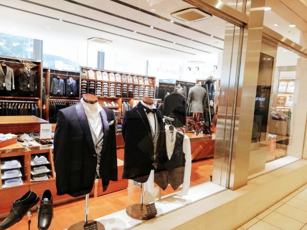 スーツセレクト札幌大通の店内イメージ。タキシードやフォーマル、ベストなど様々なアイテムを展開しています。