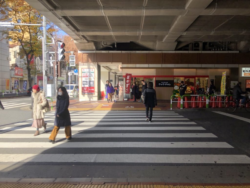 ビーンズ赤羽とビーンズテラスの間の横断歩道