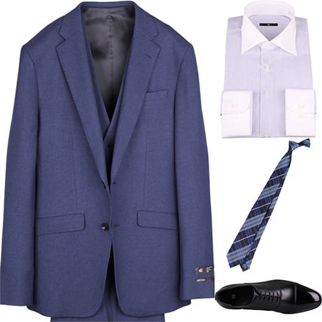 左
→４Sバーズアイ柄のブルーのスリーピーススーツ。
右（上から）
ライトグレーのクレリックシャツ
ネイビーのチェック柄ネクタイ。
黒のストレートチップ