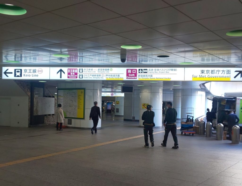 新宿駅構内画像。