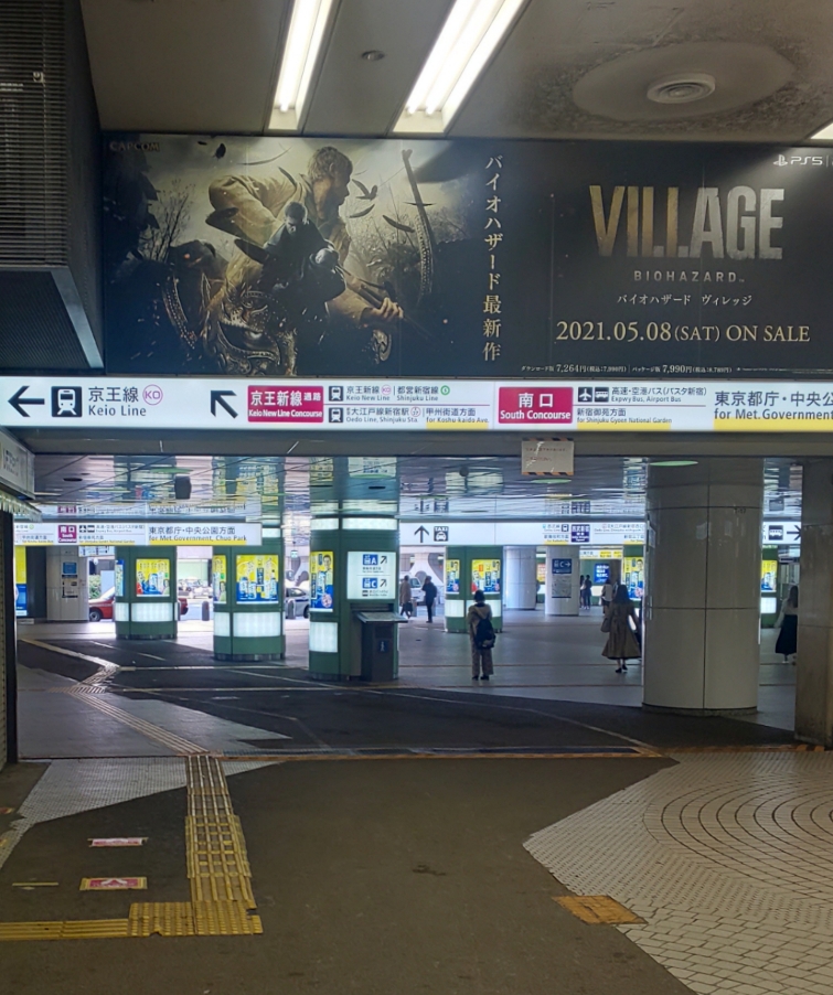 新宿駅西口構内画像。