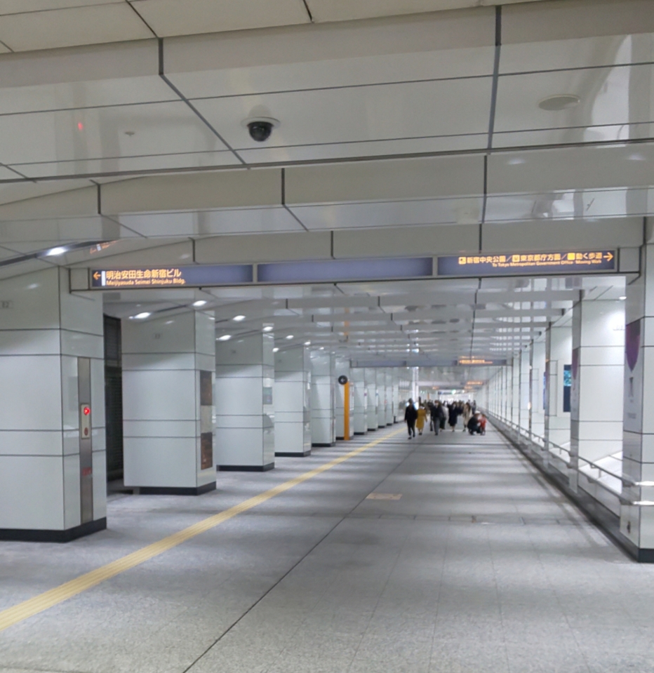 新宿駅　構内通路画像。