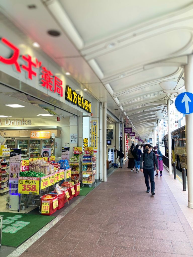 京都河原町駅近辺の商店街通路画像。スギ薬局が見えます。