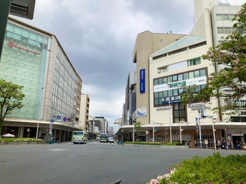 祇園四条駅近辺の、高島屋がある交差点付近の画像。