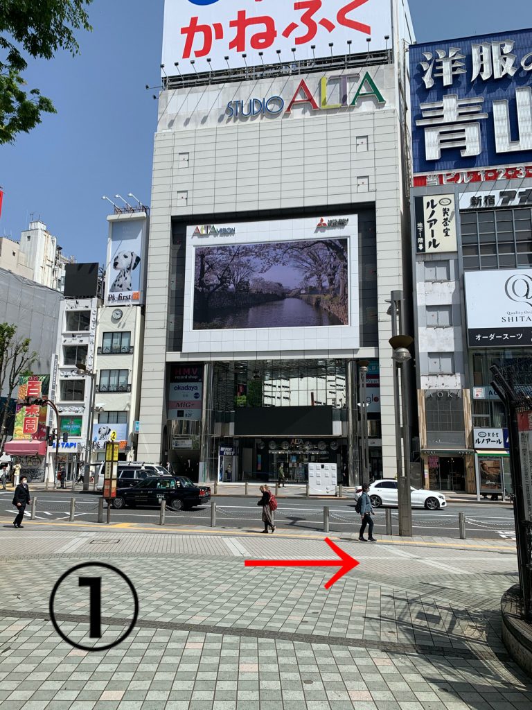 JR新宿駅東口出口の画像。スタジオアルタが正面に見える。