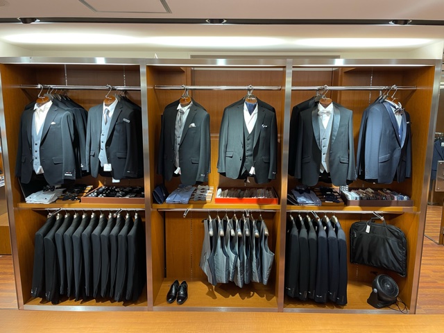 新宿南店　店内画像。メンズフォーマルコーナー。ジャケット、ベスト類が整然と陳列されています。