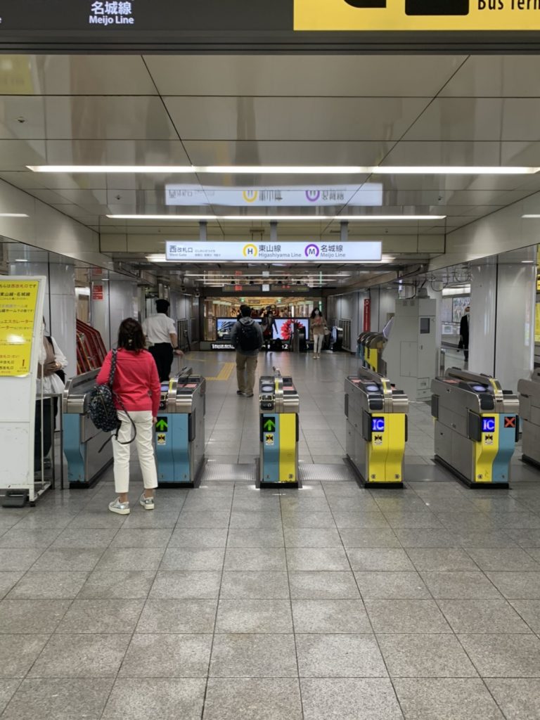 地下鉄栄駅の西改札口の画像