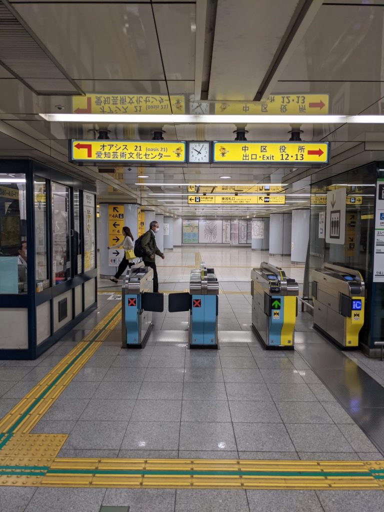 地下鉄栄駅の東改札口の画像