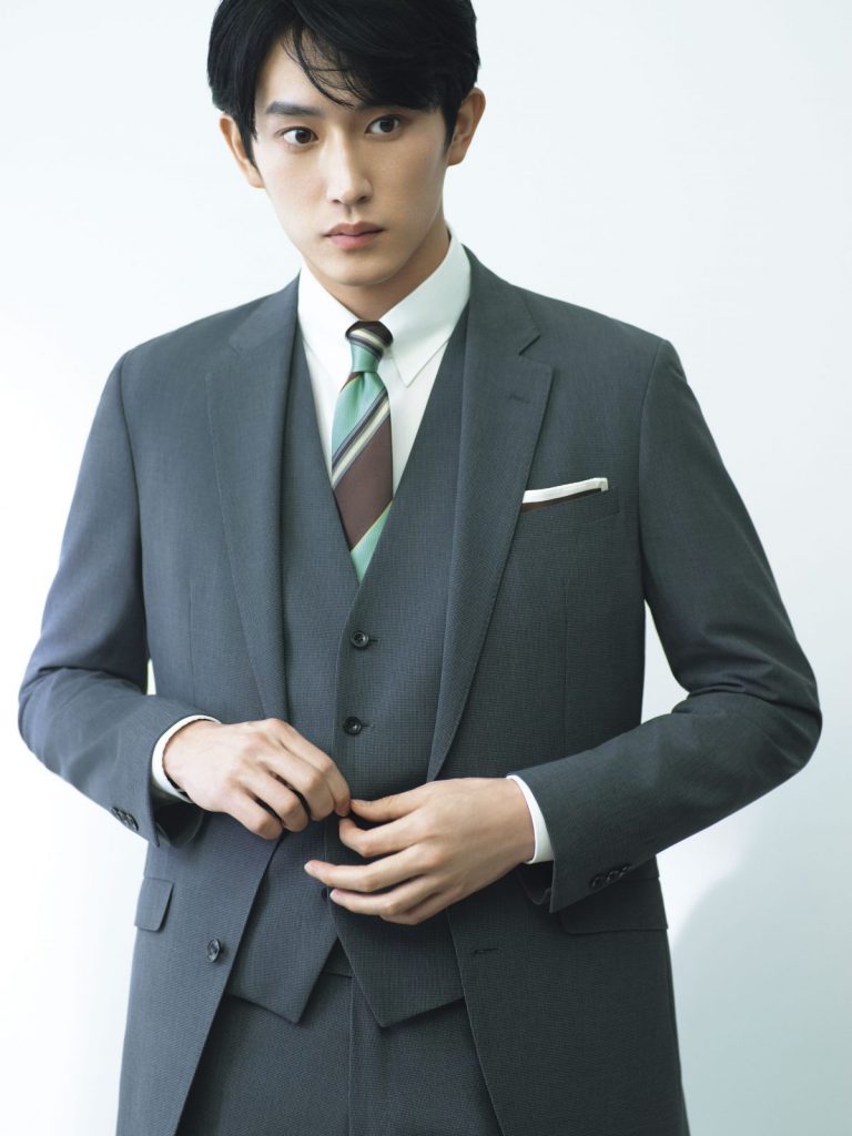 杉野さん　グレー系スーツスタイルPOP画像

グリーン×ブラウンのストライプ柄ネクタイ着用
