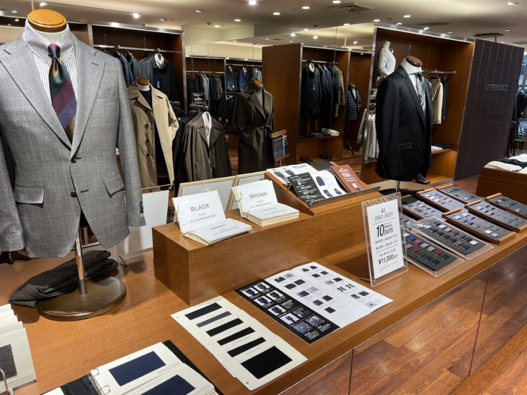 スーツセレクト川崎の店内イメージ。リーズナブルな価格でスタイリッシュなオーダースーツを最短10日間で提供しています。