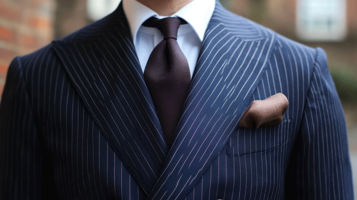 ビジネスシーンで大活躍！ネイビーストライプのスーツを着こなす