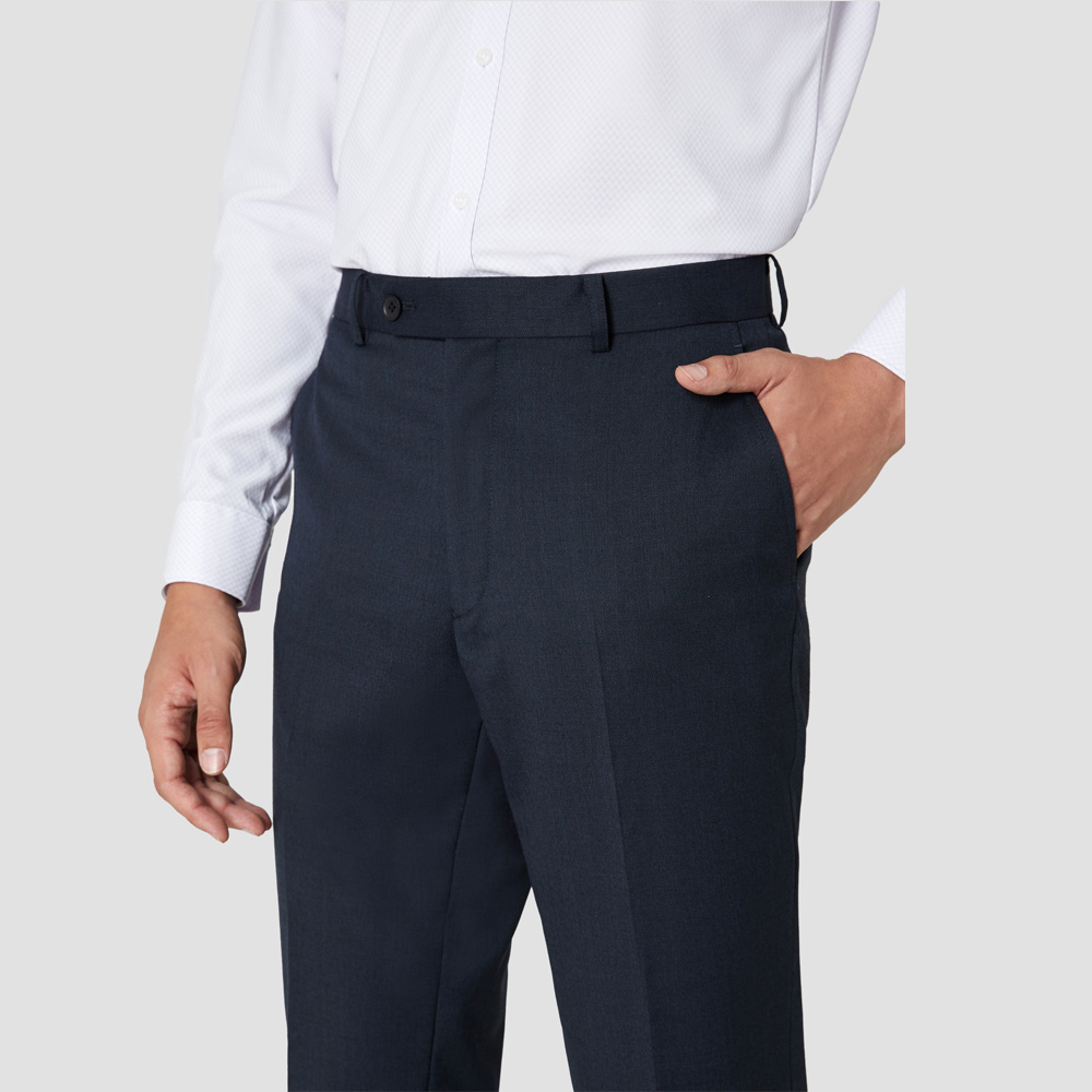 กางเกงไม่มีจีบที่แนบไปกับสัดส่วน เป็นดีไซน์ที่เหมาะกับผู้ที่อยากสวมกางเกงที่ดูเรียบ ๆ สะอาดตา ผู้ที่รูปร่างเล็ก หรือผู้ที่ต้องการให้ขาดูเล็ก
