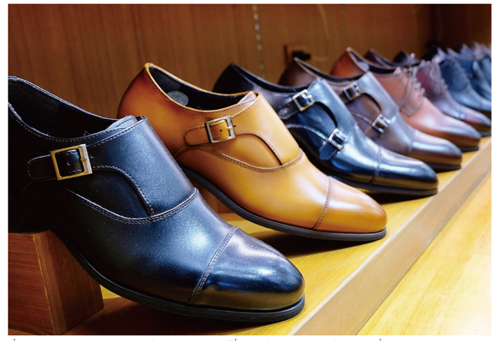 ที่ SUIT SELECT มีจำหน่ายรองเท้าหลากหลายดีไซน์ที่ปรับให้เข้ากับรูปทรงเท้าของชาวญี่ปุ่น (คู่ละ  3,990～5,990 บาท)