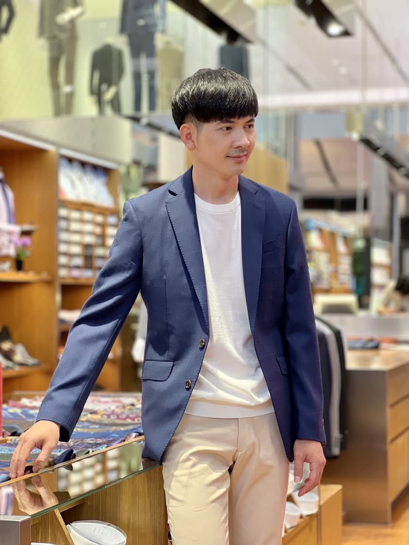 การใส่เสื้อคอกลมไปทำงานอาจจะดูลำลองเกินไปสักหน่อย แต่เพียงแค่สวมเบลเซอร์ (Blazer) ทับ ลุคของคุณก็จะกลายเป็น Business สายลุย ที่ดูคล่องตัว ทันสมัย และเข้าถึงง่าย แถมยังระบายอากาศได้ดีไม่ร้อนครับ  เทคนิคสำคัญคือการมิกซ์แอนด์แมตช์แบบ 'Cross Matching' (เลือกสีกางเกงให้ตัดกับสีเสื้อตัวนอก) เพื่อเพิ่มสีสันและลูกเล่นให้โดดเด่น พร้อมเปลี่ยนโหมดไปปาร์ตี้ต่อได้ทันทีโดยไม่ดูเป็นทางการจนเกินไป