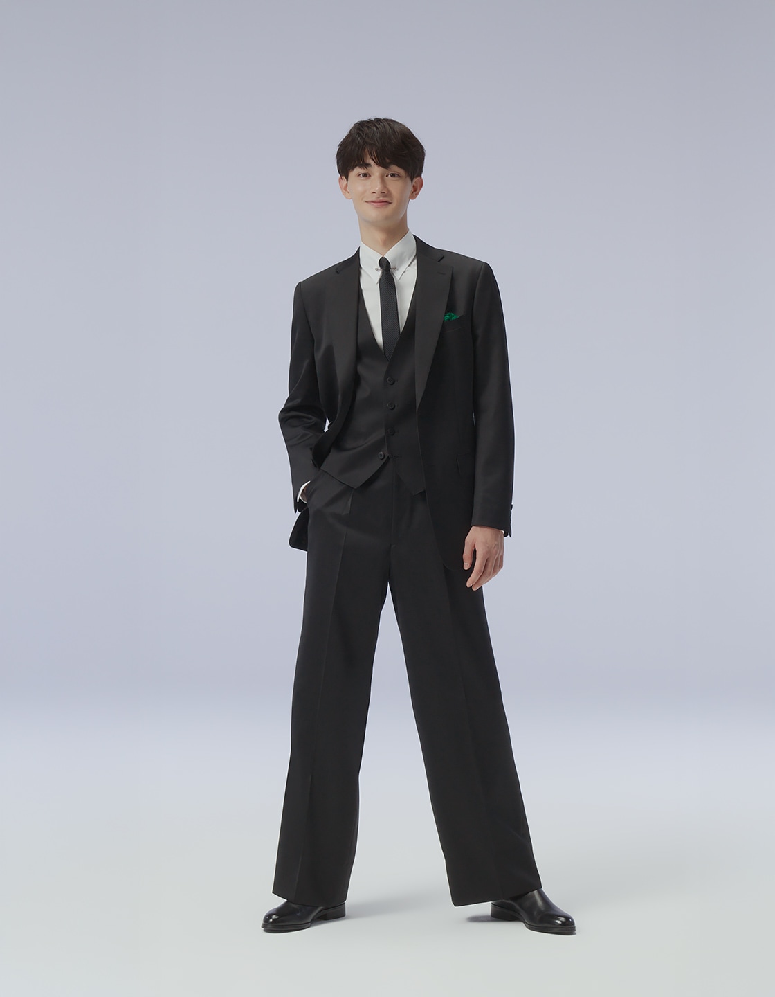 黒のスリーピースのワイドパンツスーツを正面から見たモデル